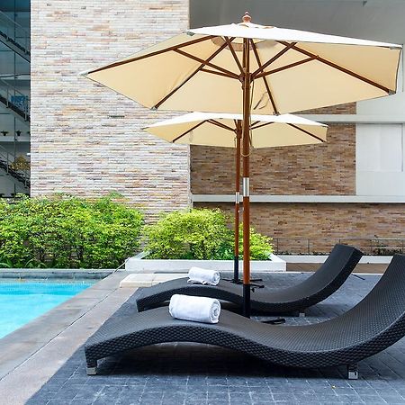 The Capital Resort @ Sukhumvit 50 Μπανγκόκ Εξωτερικό φωτογραφία Sunloungers by a pool