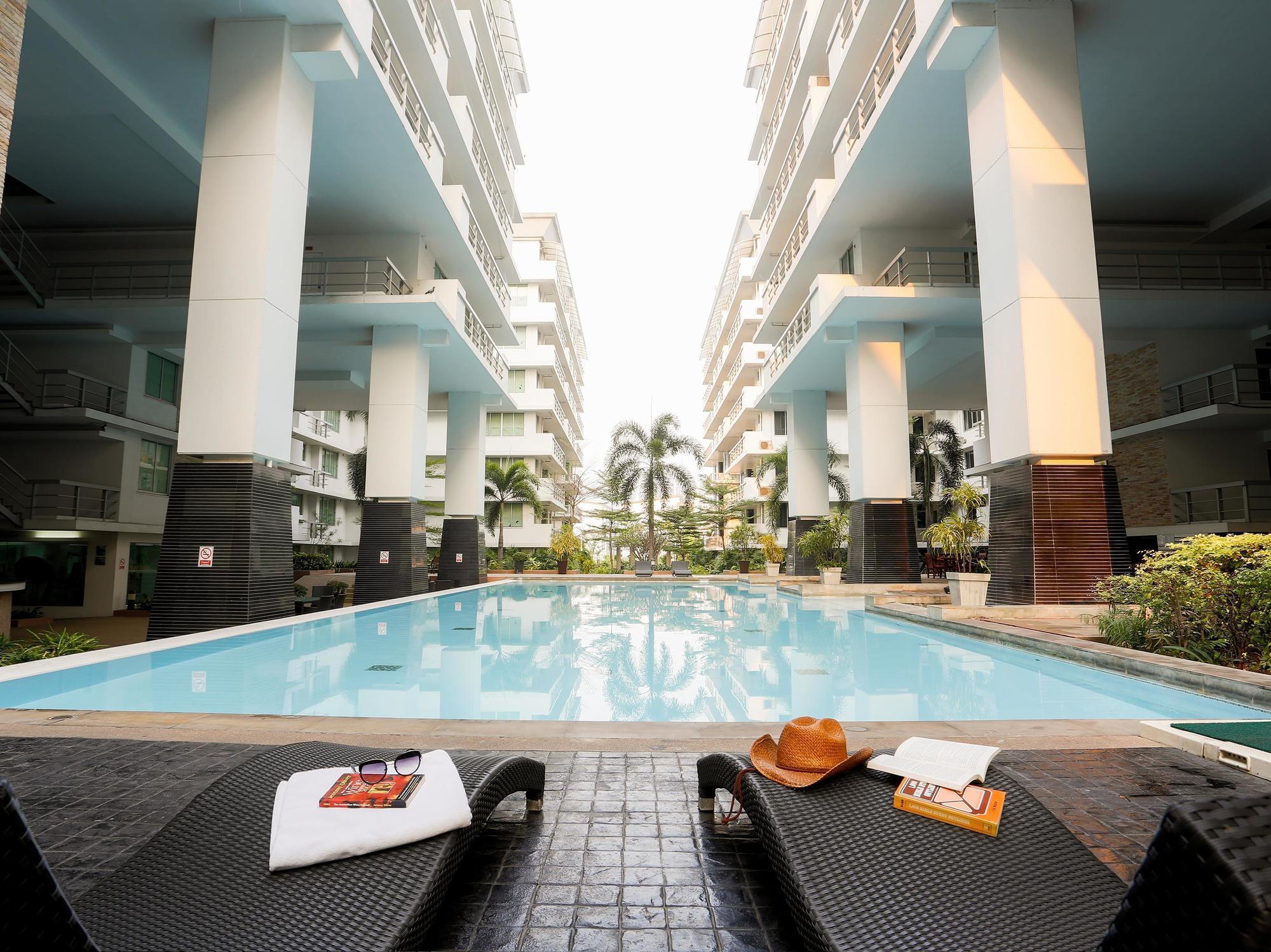 The Capital Resort @ Sukhumvit 50 Μπανγκόκ Εξωτερικό φωτογραφία The swimming pool at the complex