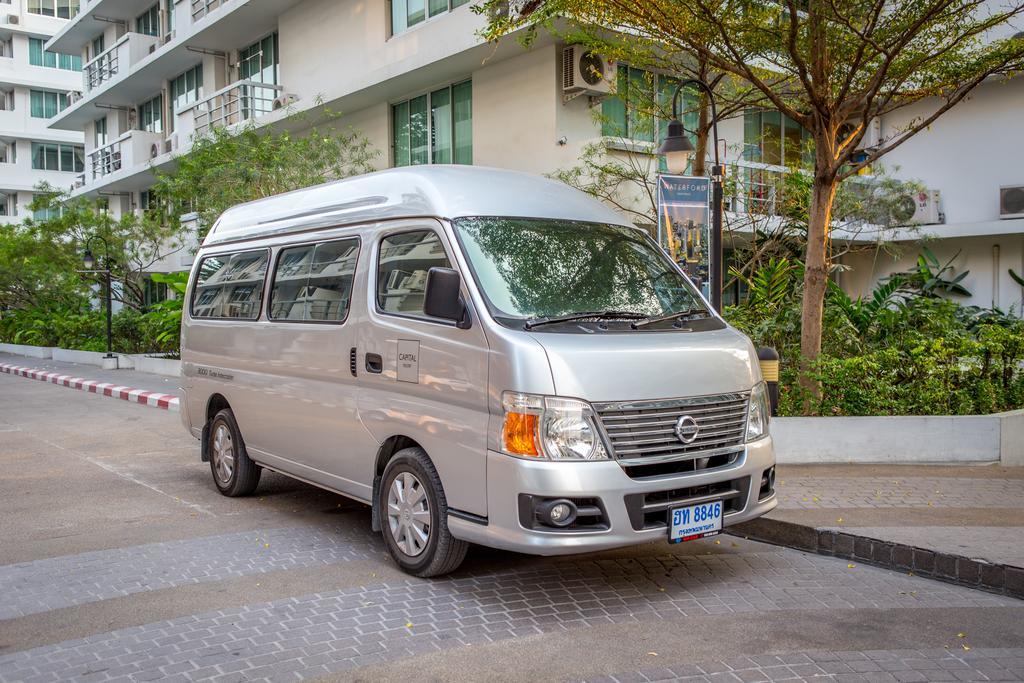The Capital Resort @ Sukhumvit 50 Μπανγκόκ Εξωτερικό φωτογραφία 2015 Nissan Urvan