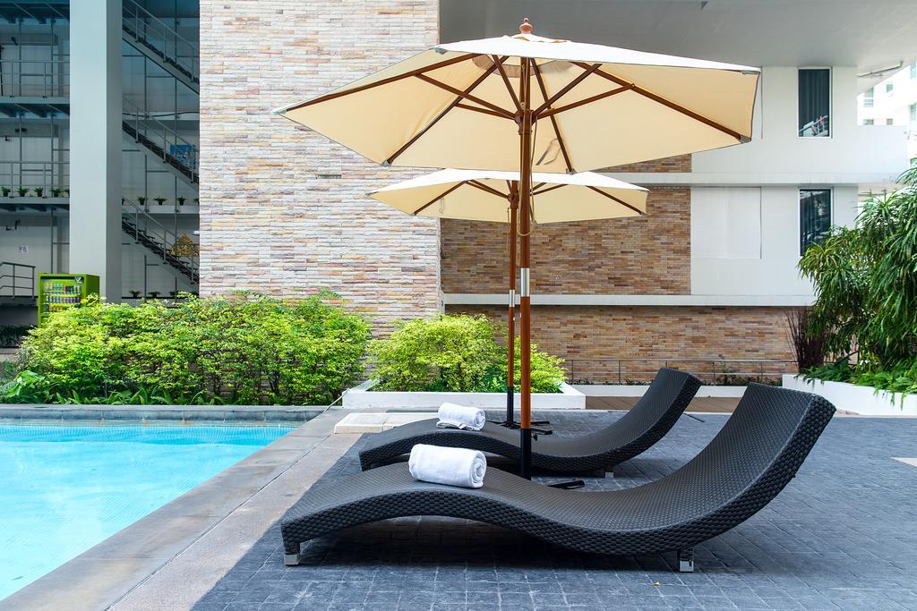 The Capital Resort @ Sukhumvit 50 Μπανγκόκ Εξωτερικό φωτογραφία Sunloungers by a pool