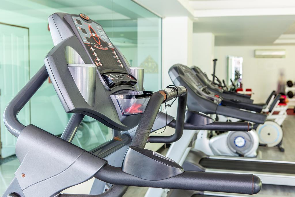 The Capital Resort @ Sukhumvit 50 Μπανγκόκ Εξωτερικό φωτογραφία Treadmills in a gym