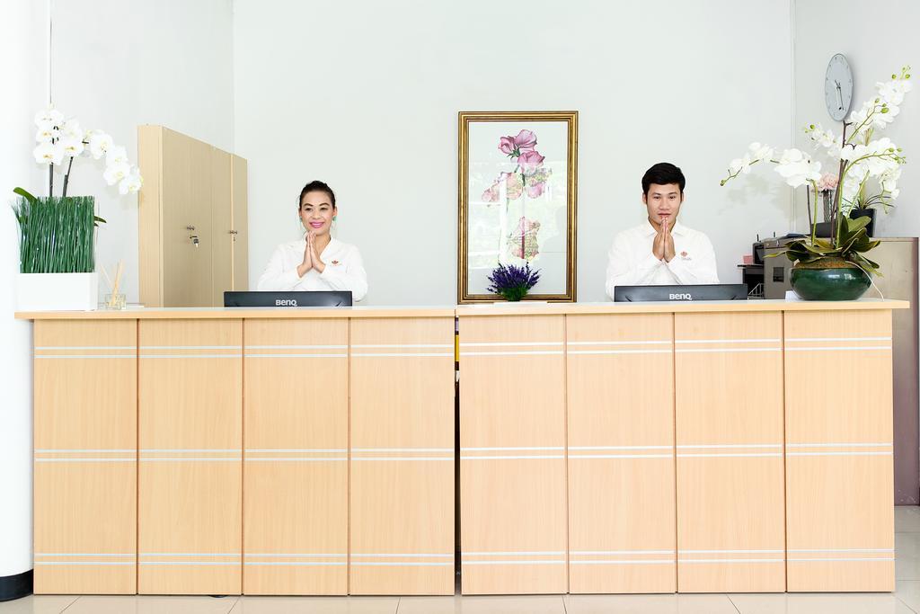 The Capital Resort @ Sukhumvit 50 Μπανγκόκ Εξωτερικό φωτογραφία Reception desk
