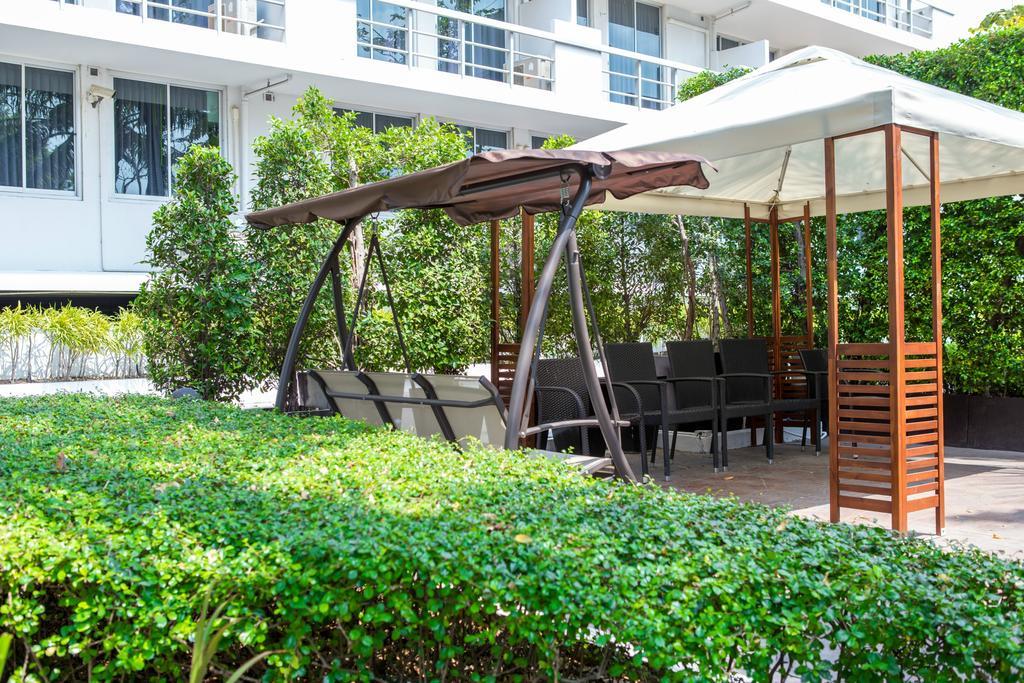 The Capital Resort @ Sukhumvit 50 Μπανγκόκ Εξωτερικό φωτογραφία A pergola with a swing