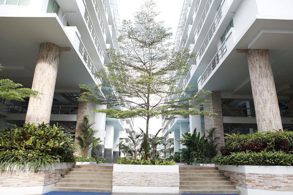 The Capital Resort @ Sukhumvit 50 Μπανγκόκ Εξωτερικό φωτογραφία The courtyard of the school