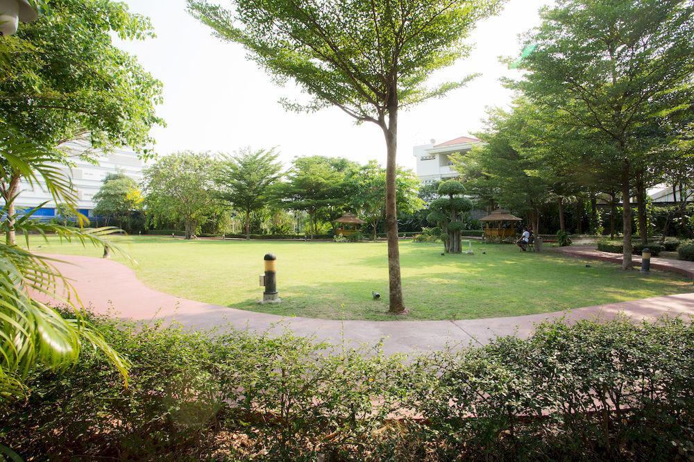 The Capital Resort @ Sukhumvit 50 Μπανγκόκ Εξωτερικό φωτογραφία The lawn