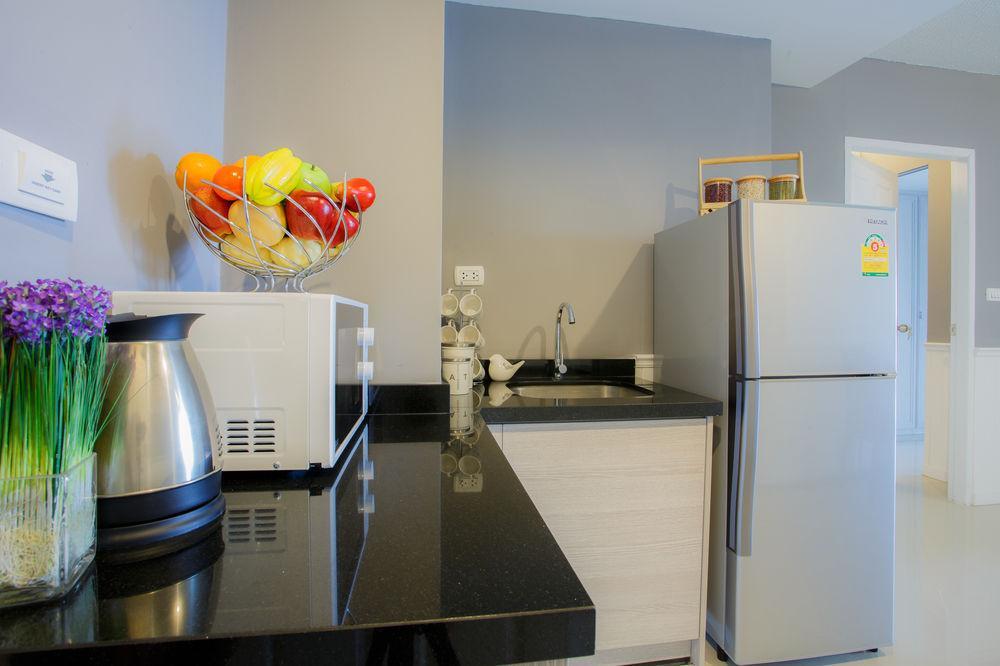 The Capital Resort @ Sukhumvit 50 Μπανγκόκ Εξωτερικό φωτογραφία A modern kitchen