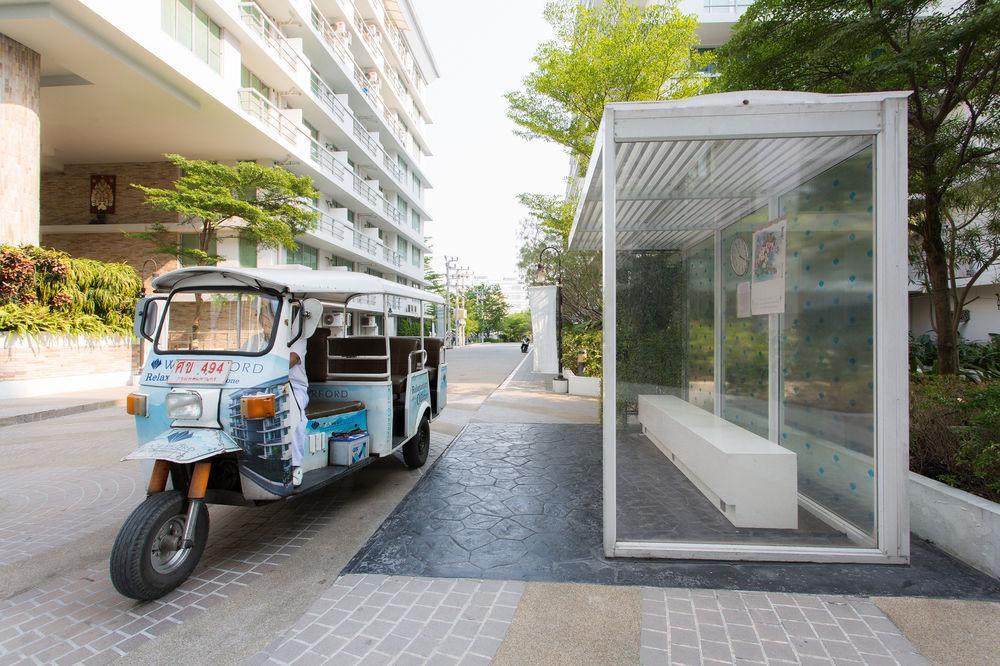 The Capital Resort @ Sukhumvit 50 Μπανγκόκ Εξωτερικό φωτογραφία Tuk-tuk at the bus stop