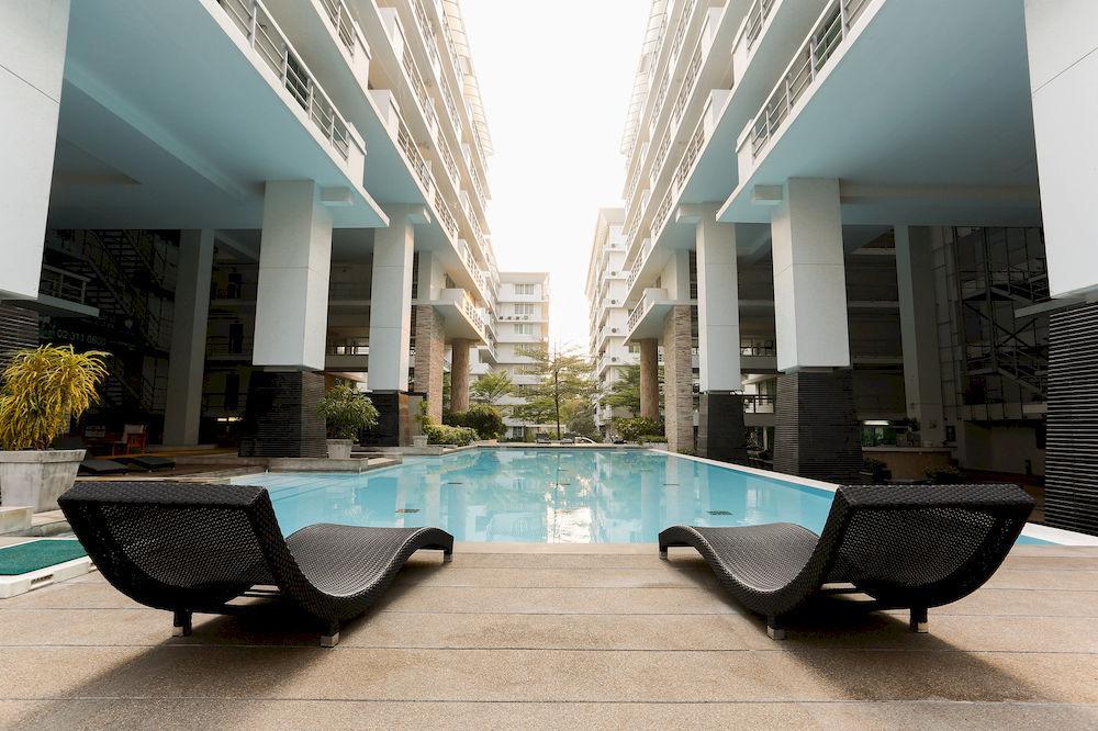 The Capital Resort @ Sukhumvit 50 Μπανγκόκ Εξωτερικό φωτογραφία The swimming pool at the 10th floor of the building