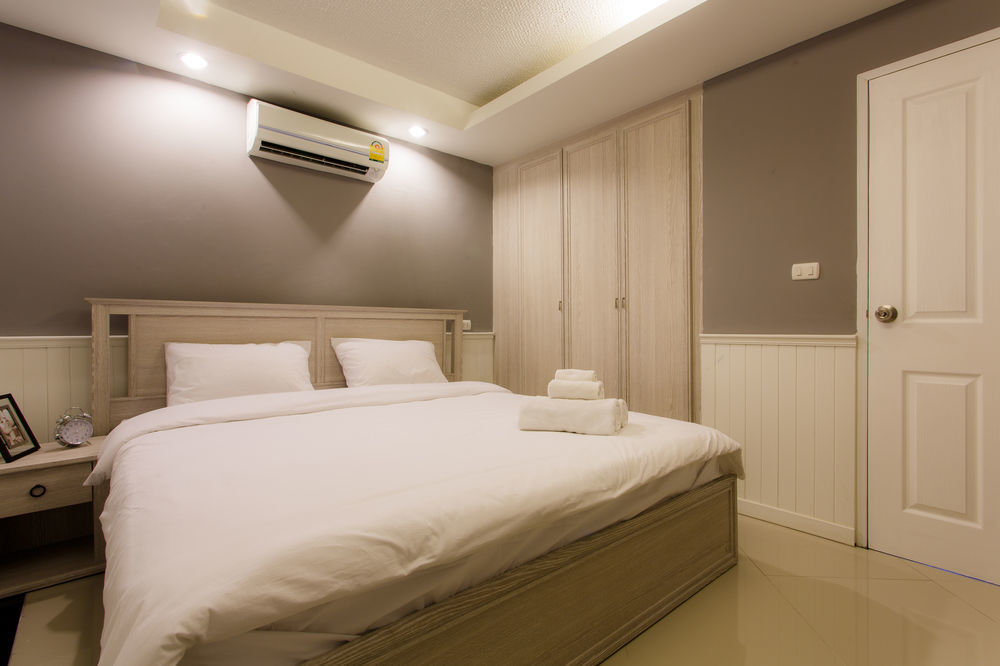 The Capital Resort @ Sukhumvit 50 Μπανγκόκ Εξωτερικό φωτογραφία A bedroom with a split-type air conditioner