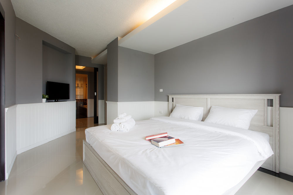 The Capital Resort @ Sukhumvit 50 Μπανγκόκ Εξωτερικό φωτογραφία A bedroom in a hotel