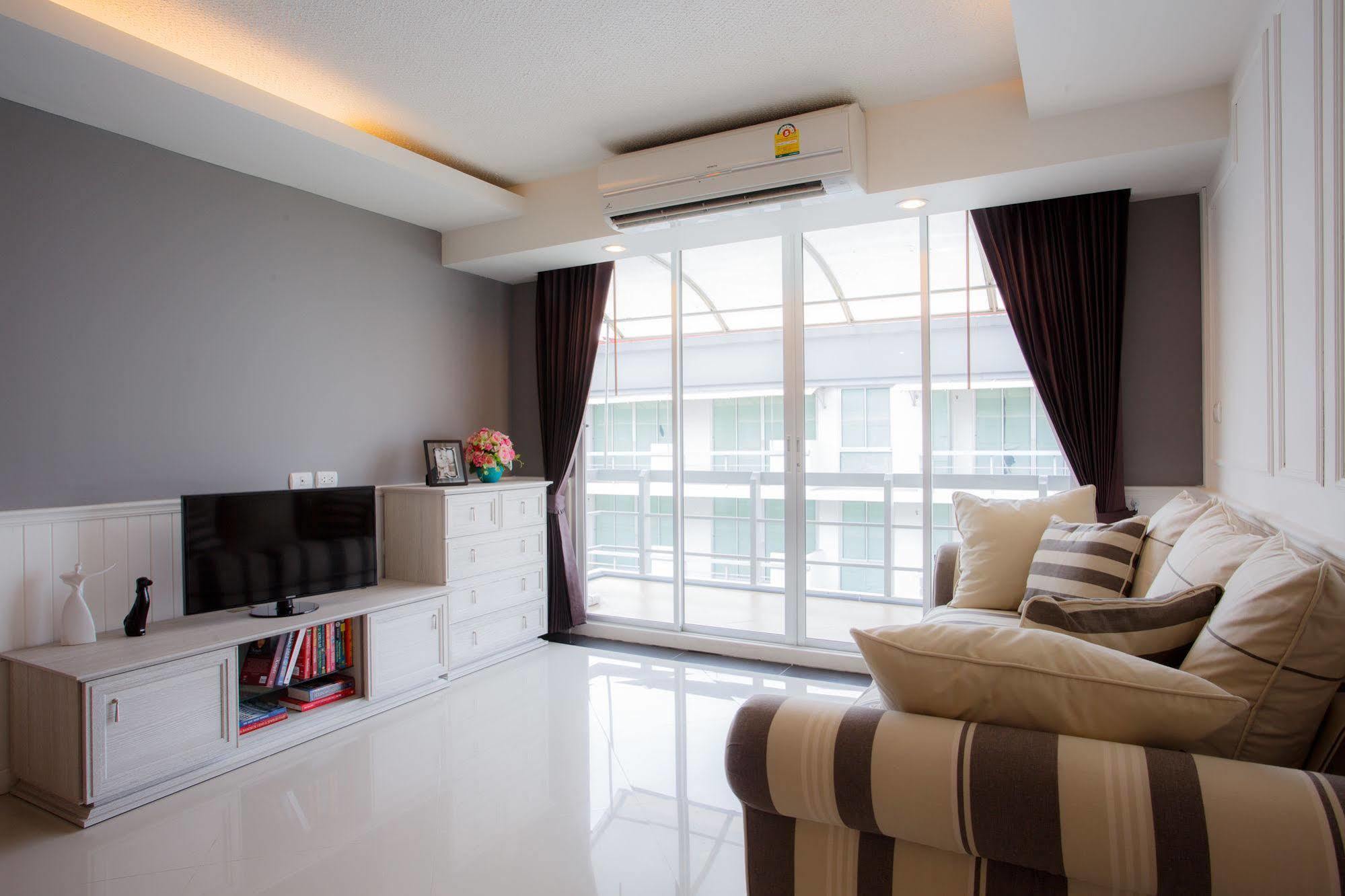 The Capital Resort @ Sukhumvit 50 Μπανγκόκ Εξωτερικό φωτογραφία A living room in a condominium