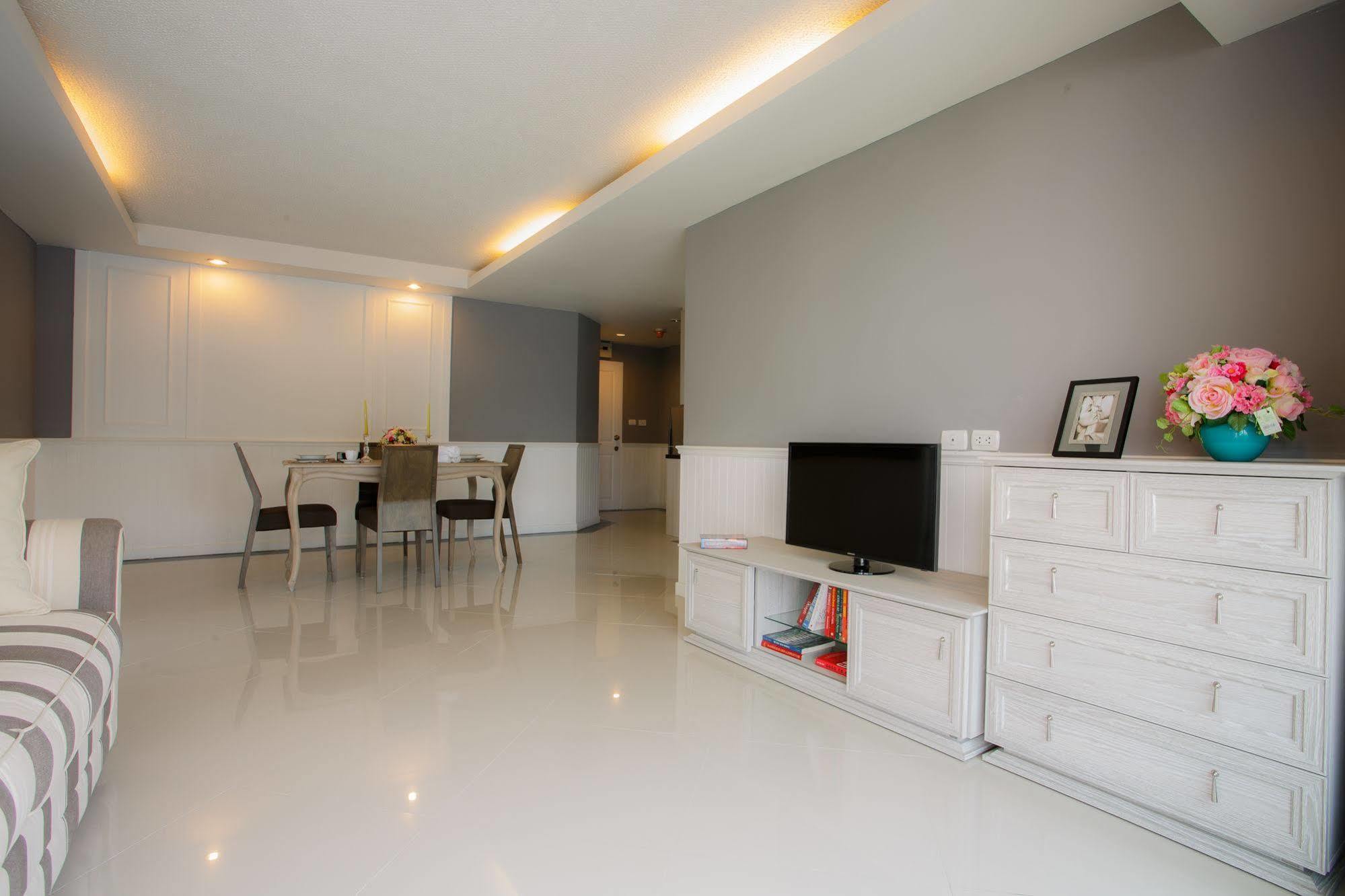 The Capital Resort @ Sukhumvit 50 Μπανγκόκ Εξωτερικό φωτογραφία A living room in a landed property in Singapore