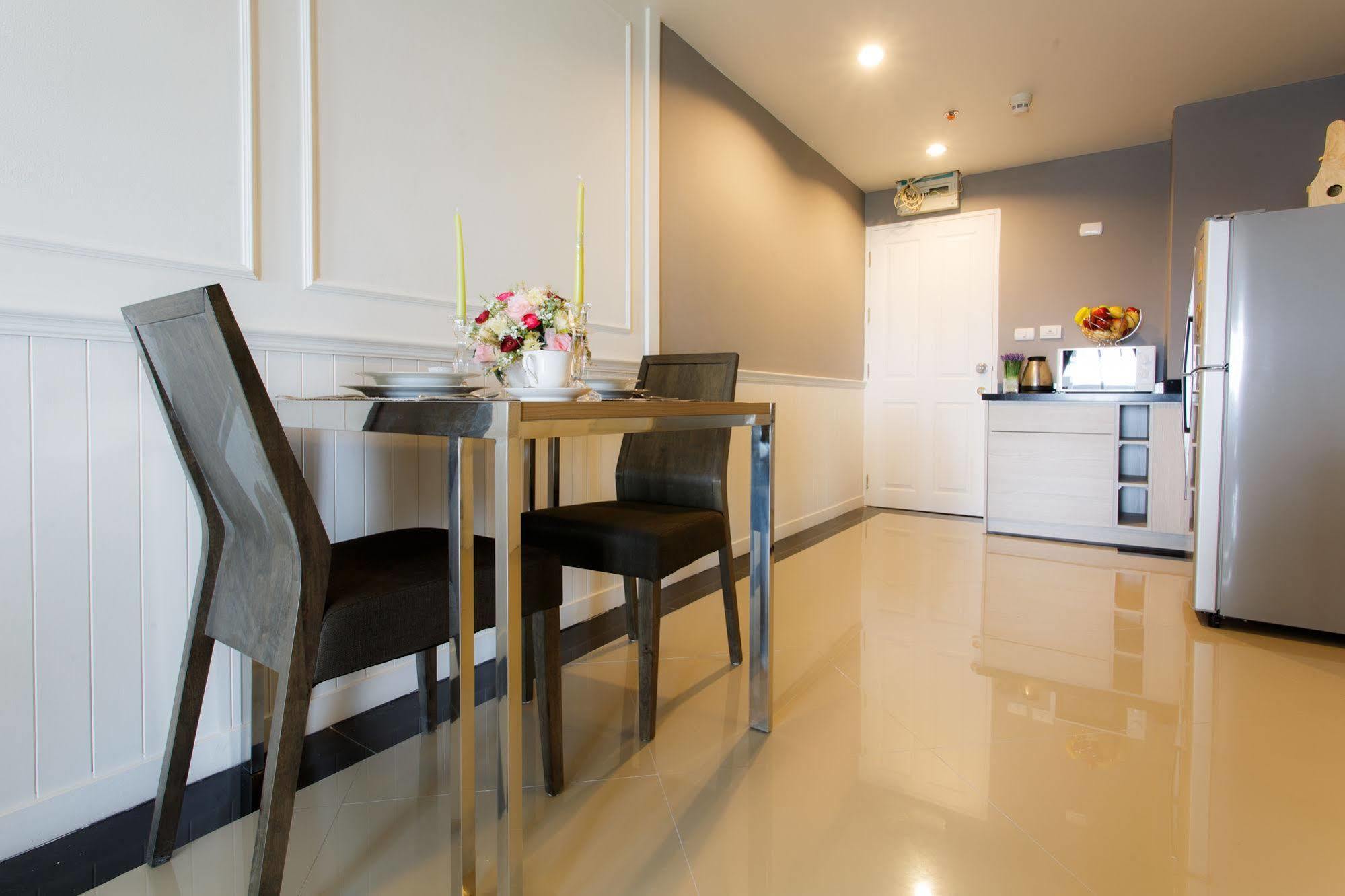 The Capital Resort @ Sukhumvit 50 Μπανγκόκ Εξωτερικό φωτογραφία A modern kitchen