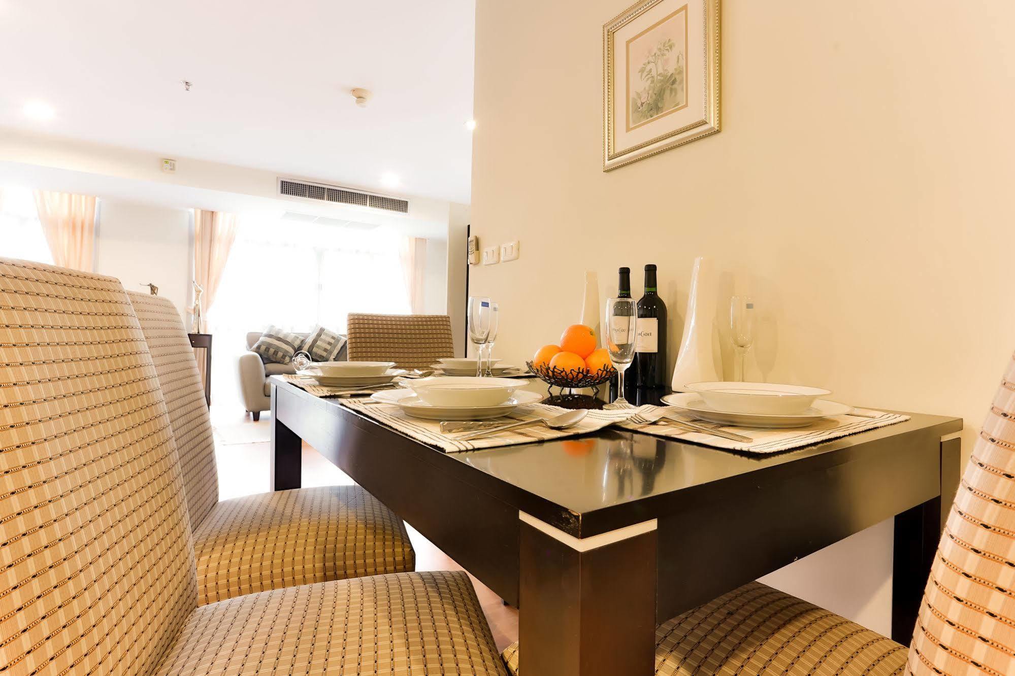 The Capital Resort @ Sukhumvit 50 Μπανγκόκ Εξωτερικό φωτογραφία A dining room