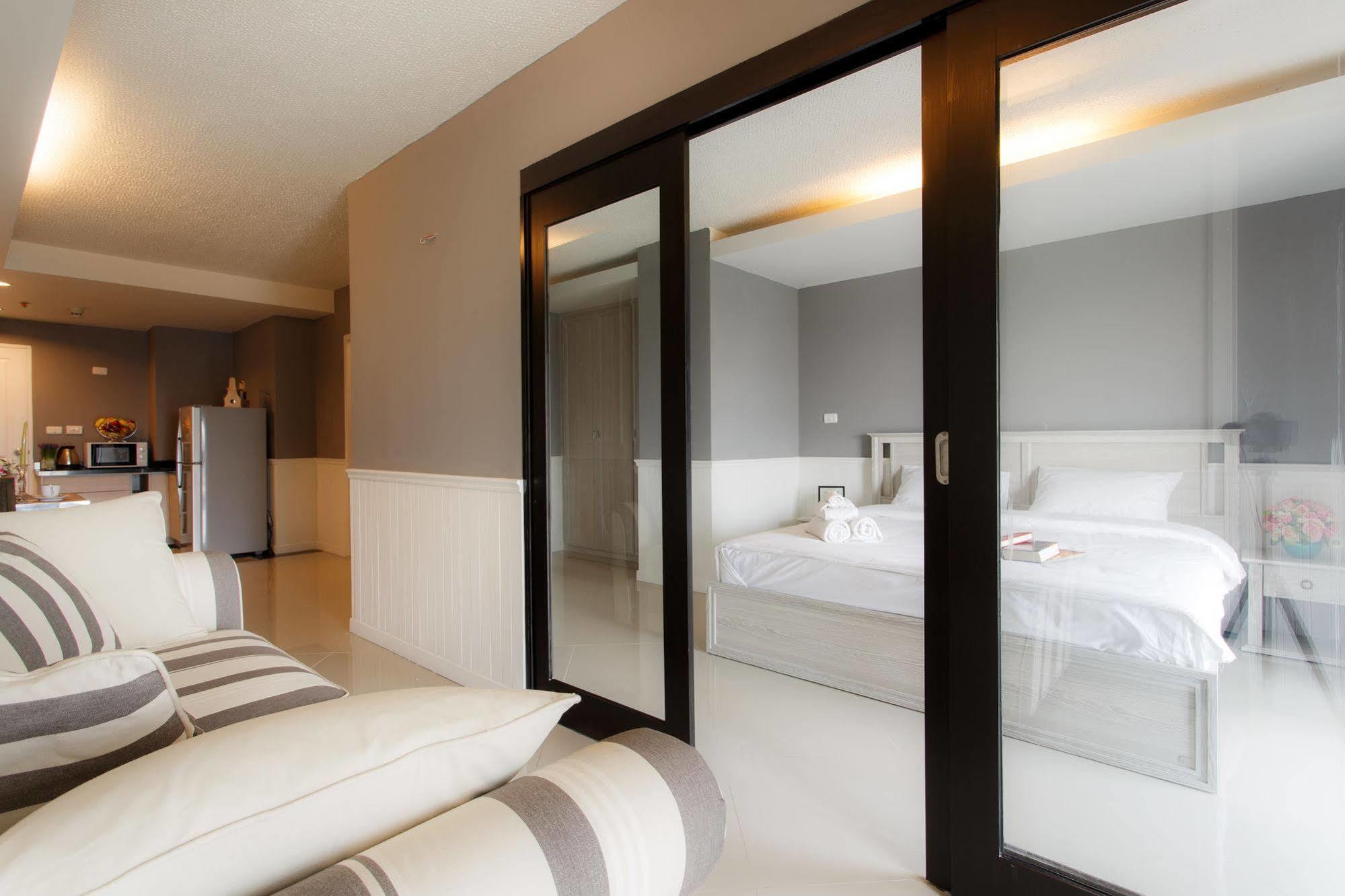 The Capital Resort @ Sukhumvit 50 Μπανγκόκ Εξωτερικό φωτογραφία Sliding doors