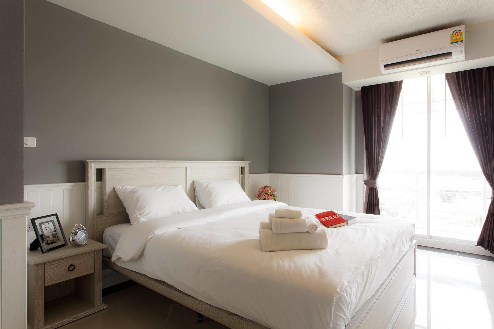 The Capital Resort @ Sukhumvit 50 Μπανγκόκ Εξωτερικό φωτογραφία A bedroom in a hotel