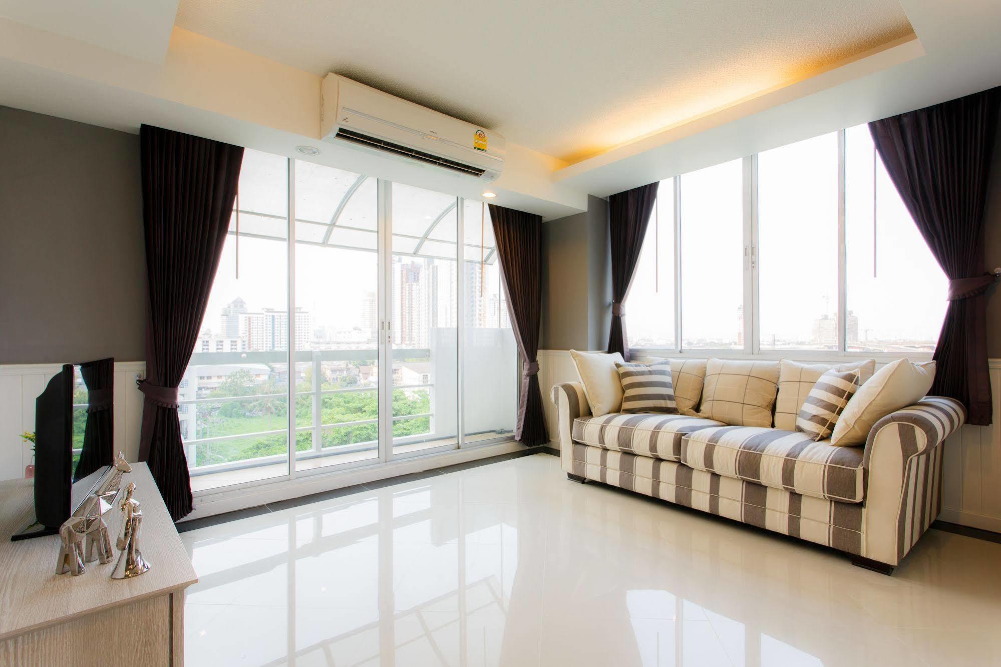 The Capital Resort @ Sukhumvit 50 Μπανγκόκ Εξωτερικό φωτογραφία A living room with a sofa