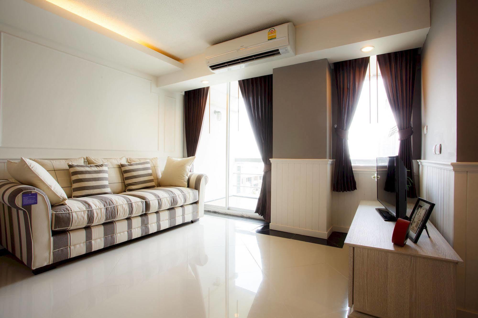 The Capital Resort @ Sukhumvit 50 Μπανγκόκ Εξωτερικό φωτογραφία A living room in a condominium