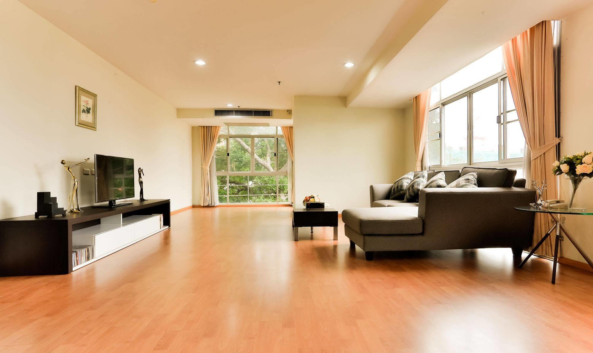 The Capital Resort @ Sukhumvit 50 Μπανγκόκ Εξωτερικό φωτογραφία A living room with a laminate wood floor