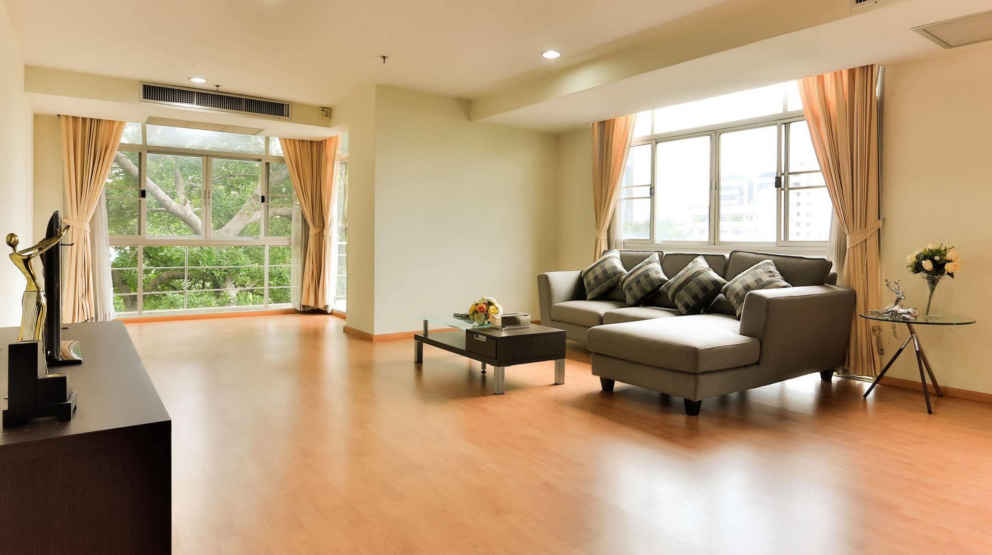 The Capital Resort @ Sukhumvit 50 Μπανγκόκ Εξωτερικό φωτογραφία A living room with a laminate wood floor