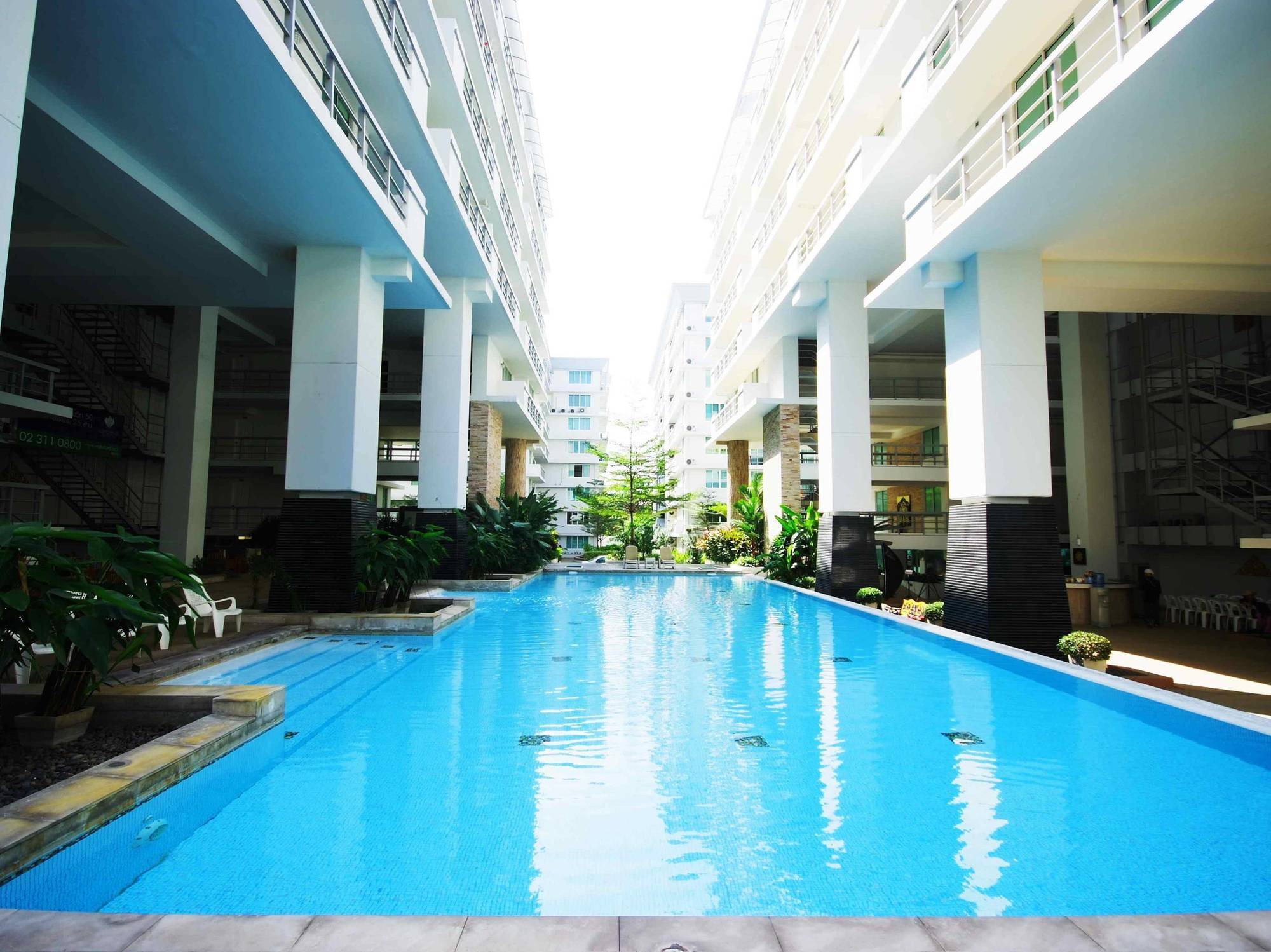 The Capital Resort @ Sukhumvit 50 Μπανγκόκ Εξωτερικό φωτογραφία The swimming pool at the 10th floor of the building