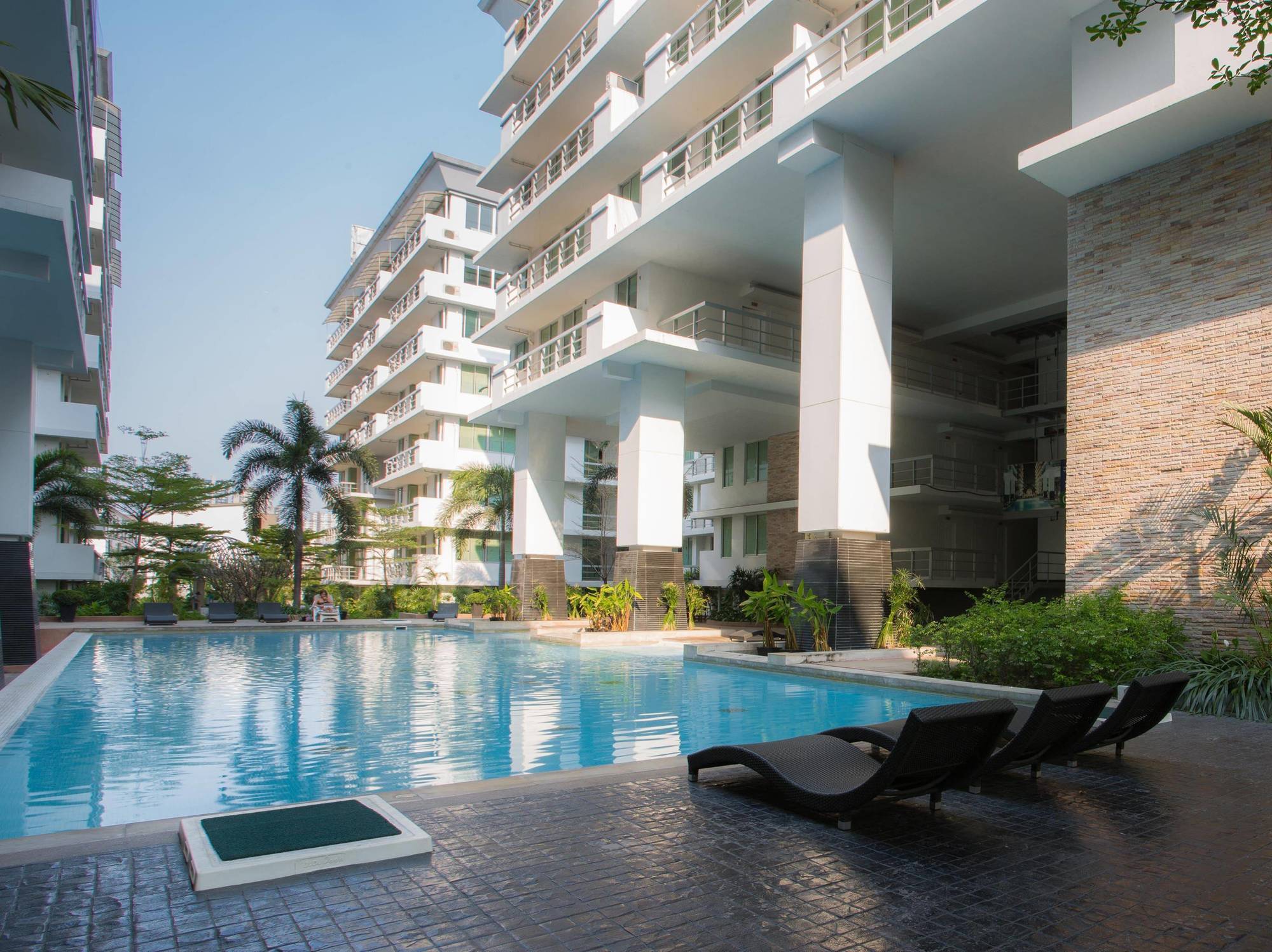 The Capital Resort @ Sukhumvit 50 Μπανγκόκ Εξωτερικό φωτογραφία The swimming pool at the complex
