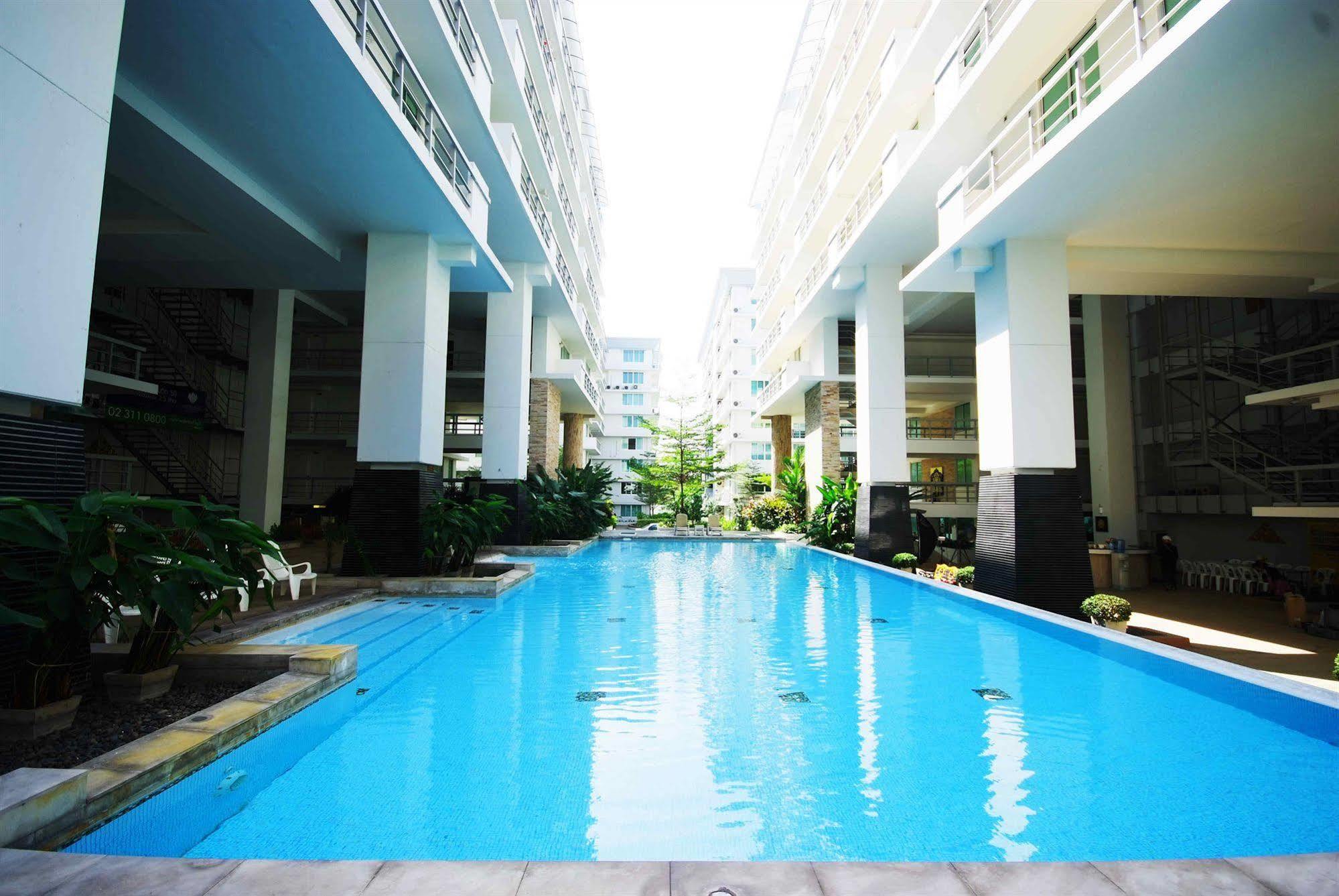 The Capital Resort @ Sukhumvit 50 Μπανγκόκ Εξωτερικό φωτογραφία The swimming pool at the 10th floor of the building