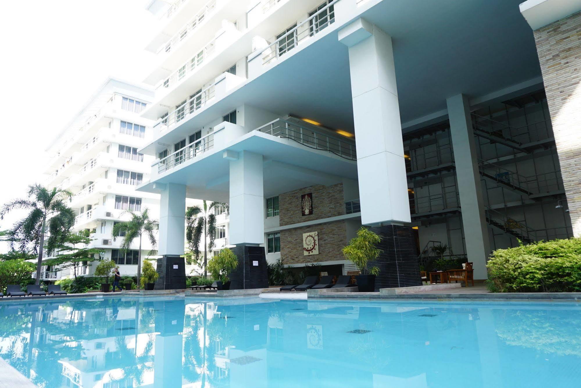 The Capital Resort @ Sukhumvit 50 Μπανγκόκ Εξωτερικό φωτογραφία The swimming pool at the 10th floor