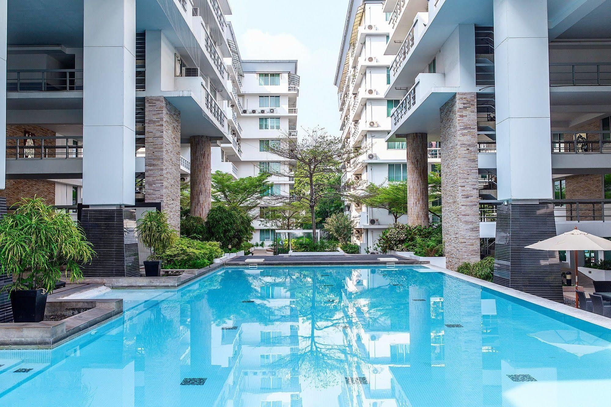 The Capital Resort @ Sukhumvit 50 Μπανγκόκ Εξωτερικό φωτογραφία The swimming pool at the hotel