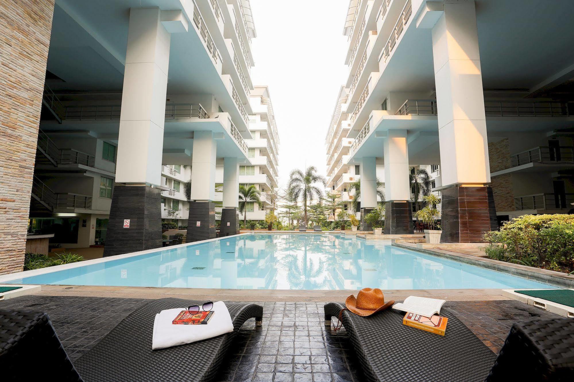 The Capital Resort @ Sukhumvit 50 Μπανγκόκ Εξωτερικό φωτογραφία The swimming pool at the complex